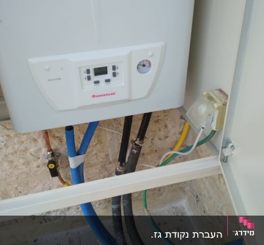 מערכת חימום Immergas עם צינורות חיבורים שונים